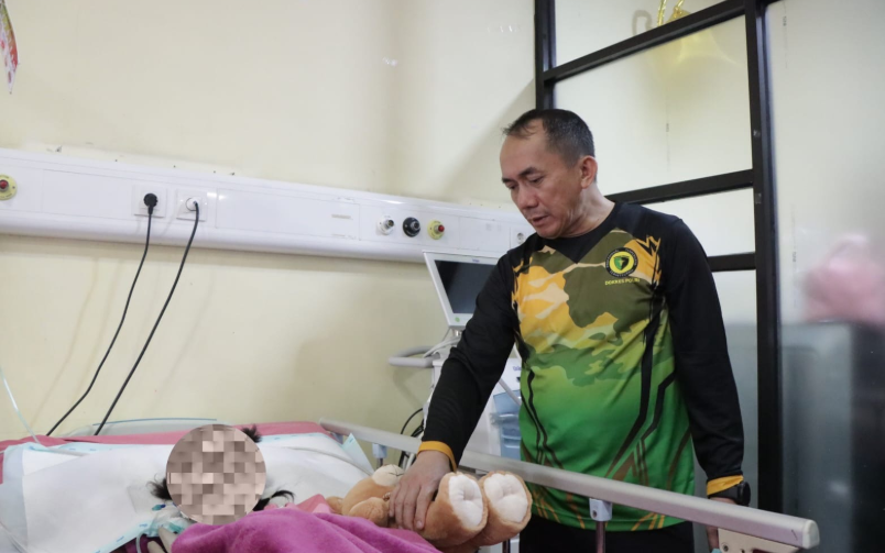 SEMANGAT PERAYAAN DISERTAI KEPEDULIAN: KAPUSDOKKES POLRI SAPA ANAK KORBAN KEKERASAN DI PICU RS BHAYANGKARA TK.I PUSDOKKES POLRI